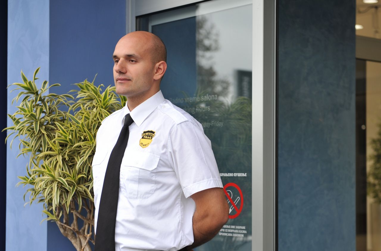 Trag Security službenik obezbeđenja ispred objekta